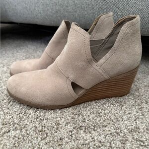 Toms Women's Tan Wedge Shoes - 7